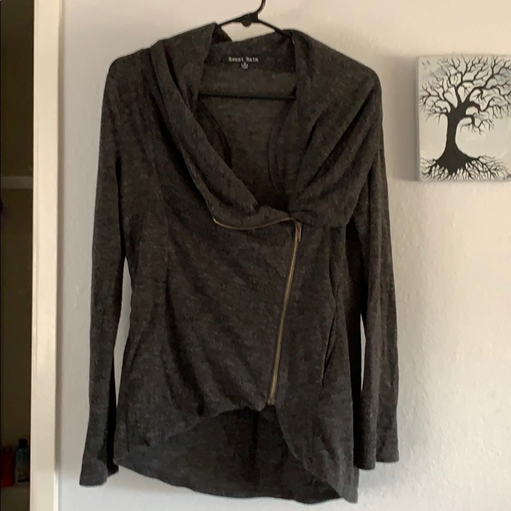 Fashionable and casual sweater